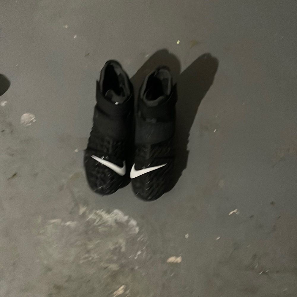 Size 9 cleat selling them for $40-$50